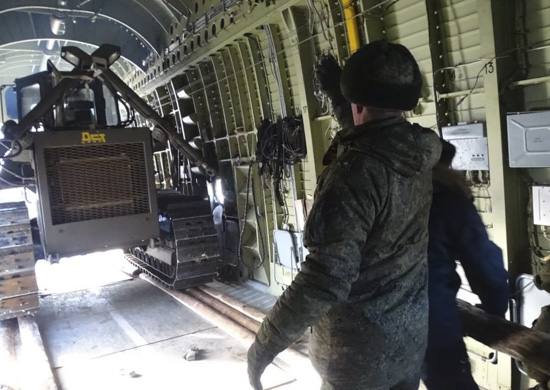 Уникальная операция по доставке гусеничного бульдозера ТМ10.11 ГСТ10 в район обвала горных пород проведена летчиками армейской авиации