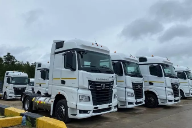 «КАМАЗ» поставит 600 газомоторных тягачей российскому грузоперевозчику