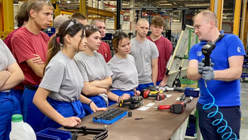 Завод двигателей принял представителей Российских студенческих отрядов