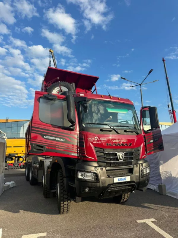 Самосвал КАМАЗ поколения К5 на выставке в Санкт-Петербурге