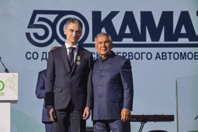 Раис Татарстана вручил камазовцам государственные награды на юбилее города