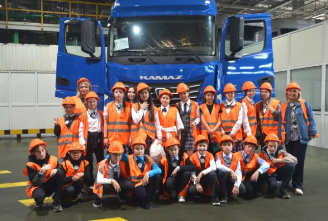 На автомобильном заводе организовали экскурсию для школьников