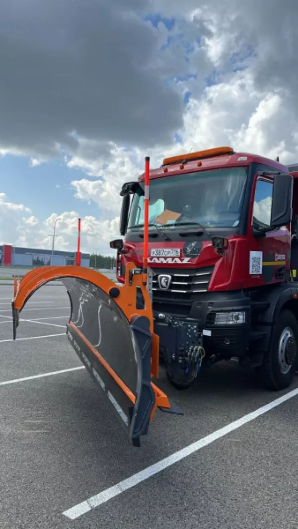 Автопарк липецких дорожников пополнила новая КДМ на шасси КАМАЗ