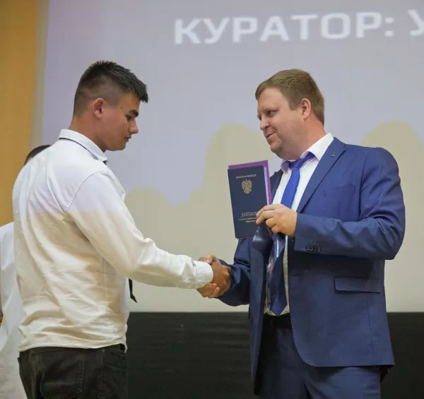 Выпускникам ГАПОУ «АТУТ» вручили дипломы на «КАМАЗе»