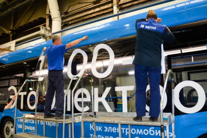 На «НЕФАЗе» отметили юбилей цеха сборки автобусов №23