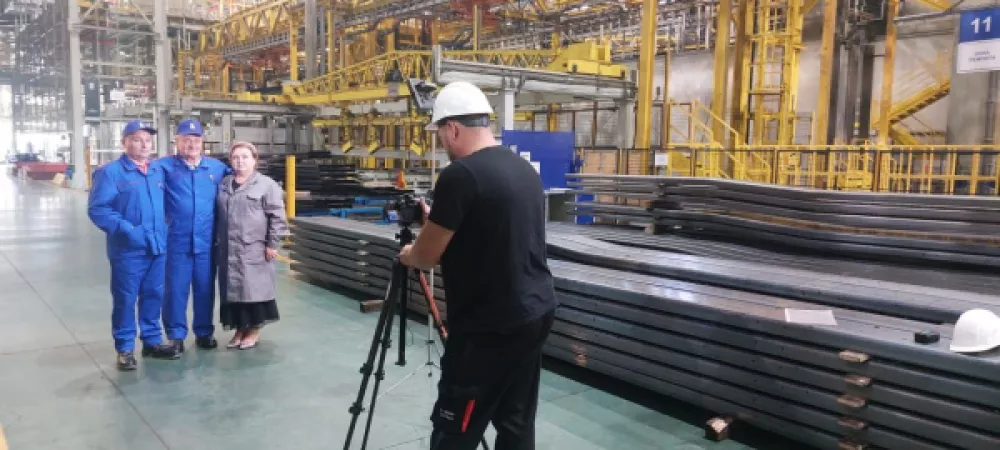 Съёмочная группа телепроекта «Жизнь своих» побывала на «КАМАЗе»
