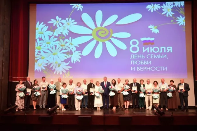 Семьи камазовцев наградили медалями «За любовь и верность»