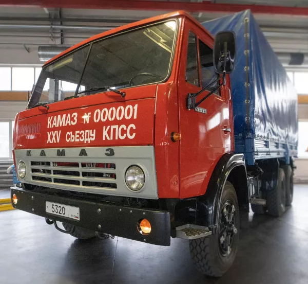 Первому грузовику КАМАЗ – 49 лет