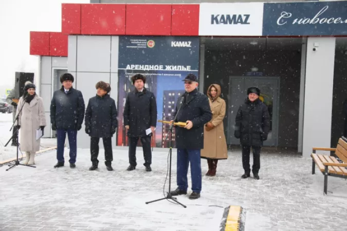 «КАМАЗ» передал ключи от очередных арендных квартир работникам компании