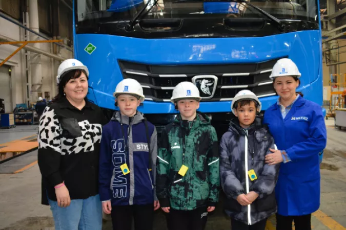 Детям сотрудников «НЕФАЗа» показали производство автобусов