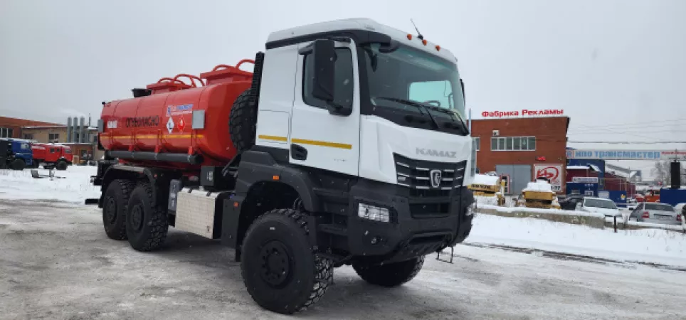 Линейку полноприводной спецтехники КАМАЗ К5 пополнили топливозаправщики