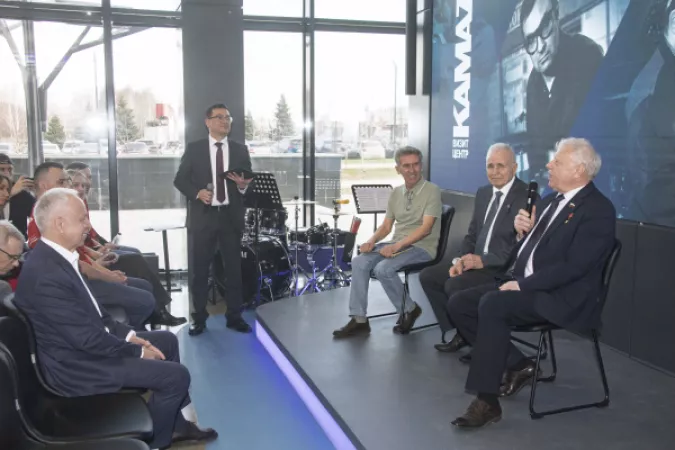 В Визит-центре открылась выставка «Лица КАМАЗа»