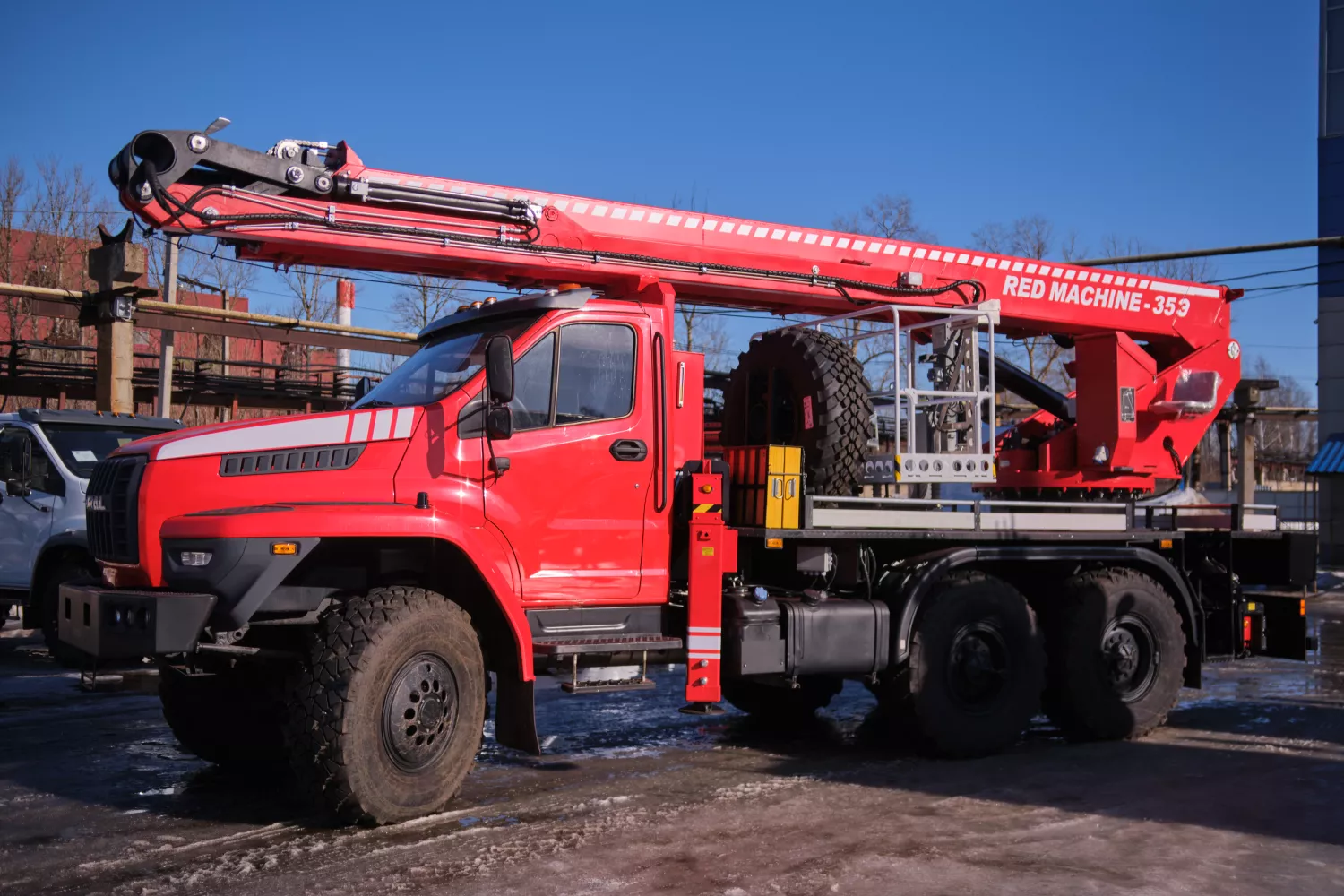 Автогидроподъемник Red Machine/35Э на базе УРАЛ 5557