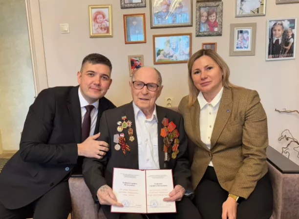 Ветерану «КАМАЗа» вручили медаль «80 лет Победы в ВОВ»