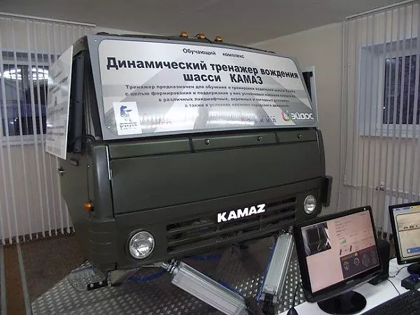 Полицейские оценили тренажеры КАМАЗ