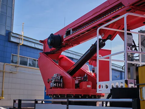 Автогидроподъемник Red Machine/35Э на базе УРАЛ 5557