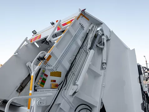 Мусоровоз с задней загрузкой Chameleon МТБ-16. На шасси МАЗ-5340.
