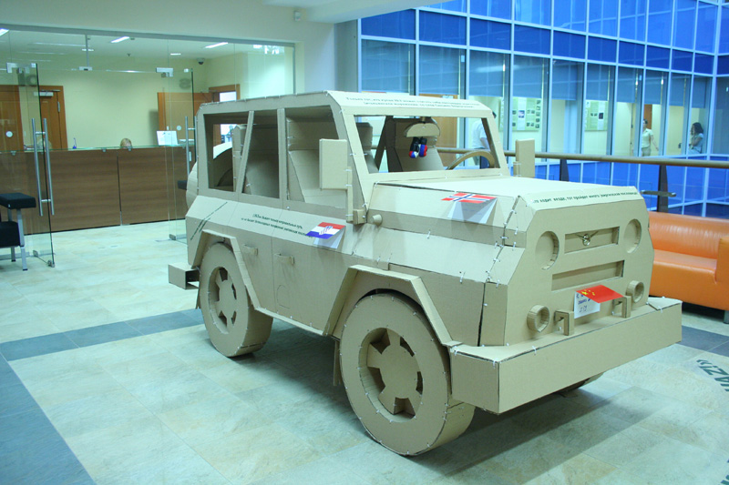 Картонный UAZ