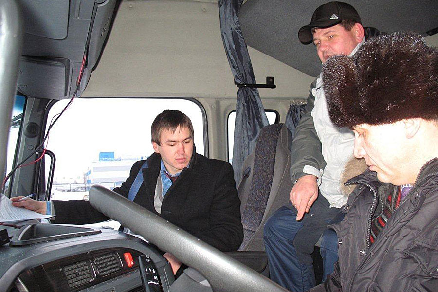 Дальнобойщики присмотрелись к новому КАМАЗу Дальнобойщики присмотрелись к новому КАМАЗу